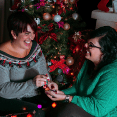 regalos de navidad para mujeres Crea una Navidad llena de alegría con regalos coloridos y una decoración festiva