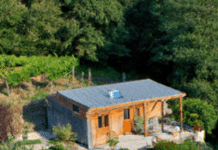 Ahorro de energía en el hogar: Soluciones prácticas para un futuro sostenible y consciente ahorro de energía en el hogar Descubre la perfecta armonía entre naturaleza y confort en nuestra acogedora casa de campo rodeada de exuberante vegetación Con ventanas amplias que inundan los espacios de luz natural y paneles solares en el techo, aprovechamos al máximo la energía solar para una vida sostenible