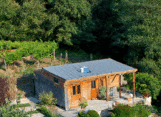 Ahorro de energía en el hogar: Soluciones prácticas para un futuro sostenible y consciente ahorro de energía en el hogar Descubre la perfecta armonía entre naturaleza y confort en nuestra acogedora casa de campo rodeada de exuberante vegetación Con ventanas amplias que inundan los espacios de luz natural y paneles solares en el techo, aprovechamos al máximo la energía solar para una vida sostenible