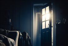 Protege tu hogar de los robacasas: Tecnología y recomendaciones efectivas robacasas - La Vulnerabilidad del Hogar Expuesta Una Noche de Tensión y Tristeza en una Sala de Estar con Alarma Parpadeante y Cerradura Forzada