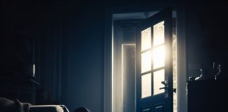 Protege tu hogar de los robacasas: Tecnología y recomendaciones efectivas robacasas - La Vulnerabilidad del Hogar Expuesta Una Noche de Tensión y Tristeza en una Sala de Estar con Alarma Parpadeante y Cerradura Forzada