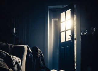 Protege tu hogar de los robacasas: Tecnología y recomendaciones efectivas robacasas - La Vulnerabilidad del Hogar Expuesta Una Noche de Tensión y Tristeza en una Sala de Estar con Alarma Parpadeante y Cerradura Forzada