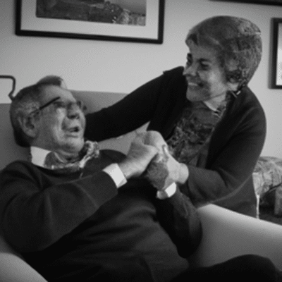 personas mayores con discapacidad Un oasis de amor y tranquilidad: La felicidad compartida de dos personas mayores con discapacidad en una sala de estar acogedora